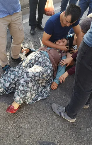 Çarptığı kadının başından ayrılmadı