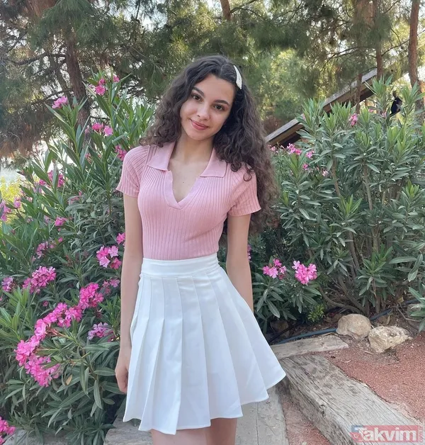 Coşkun'un Sosyal Medyada Fenomen Hale Gelen Annesini Görenler Hayran Kaldı. Ünlü Oyuncunun Annesini Görenler 'Güzellik Genetik' İfadelerini Kullandı.