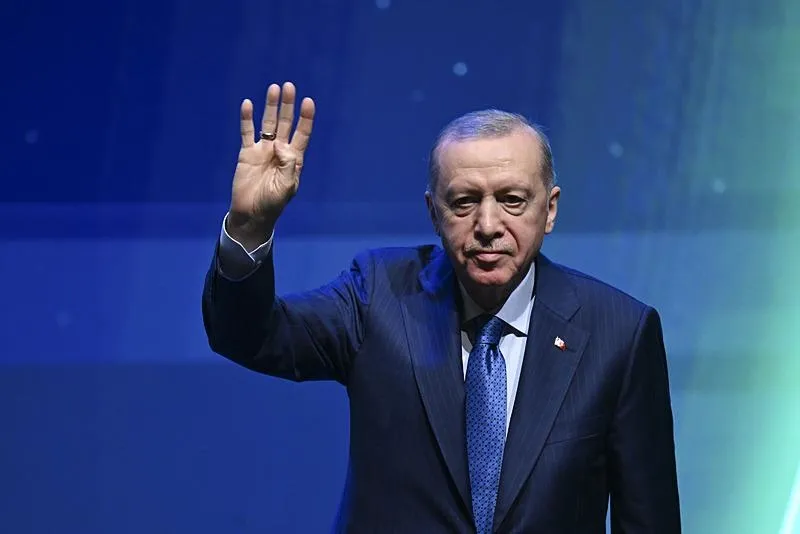 Başkan Recep Tayyip Erdoğan, Atatürk Kültür Merkezi'ndeki ʺSaklı Kalanlarʺ sergisini ziyaret etti. (AA)