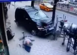 Karaköy'de mucize kurtuluş kamerada! Her şey 5 saniye oldu: Hatalı dönüş yaptı yayaların arasına daldı