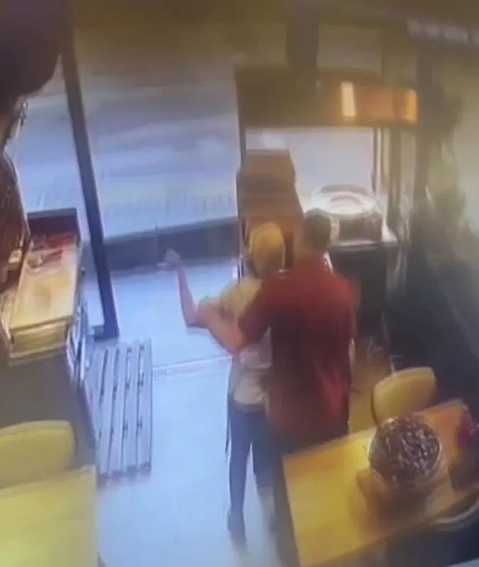 bayrampasadaki-ortak-kavgasinin-goruntuleri-cikti-once-ortagini-sonra-kendisini-vurdu-1715066206870.jpeg Bayrampaşa'daki ortak kavgasının görüntüleri çıktı: Önce ortağını sonra kendisini vurdu-3