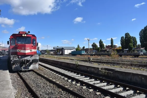 yuk-treni-demir-yoluna-dusen-kaya-parcalarina-carpti-1665397539894.jpg Yük treni, demir yoluna düşen kaya parçalarına çarptı-2