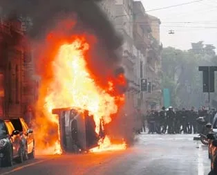 Kraliçe’nin maymunları