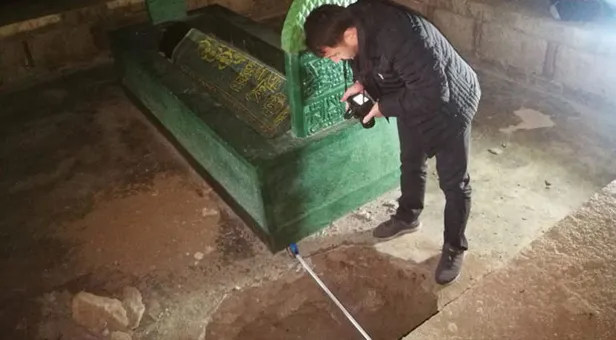 Bursa’nın İznik ilçesinde defineciler 600 yıllık tarihi Sarı Saltuk Türbesi’nde kaçak kazı yaptı-2