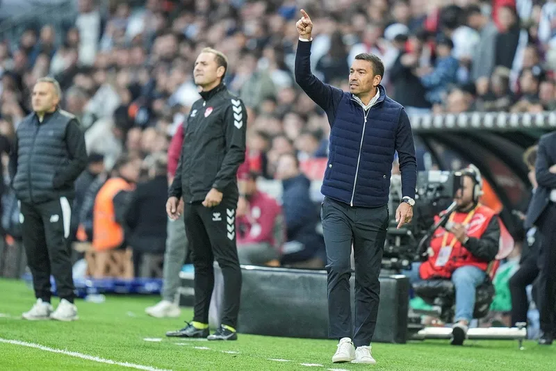 spor-yazarlari-besiktas-konyaspor-macini-degerlendirdi-gio-ile-zor-1729493656458.jpeg Giovanni van Bronckhorst. (AA)