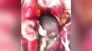 Hindistan’da kan donduran görüntü! Kız bebeği canlı canlı gömmek isteyen dedeye suçüstü