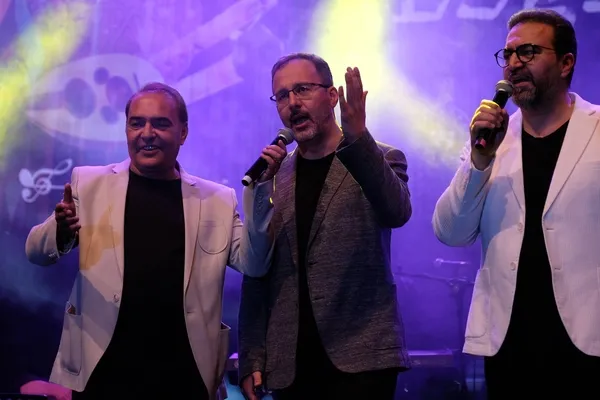 ak-partiye-oy-verme-sovu-alkollu-gencin-marifeti-cikti-chp-yine-yalana-sarildi-1660806831776.jpg Konya'da sahneye fırlayan genç alkollü çıktı! 'AK Parti'ye oy verme' şovunda CHP'nin 'dövdüler' yalanı elinde patladı: Düşerek yaralandı-2