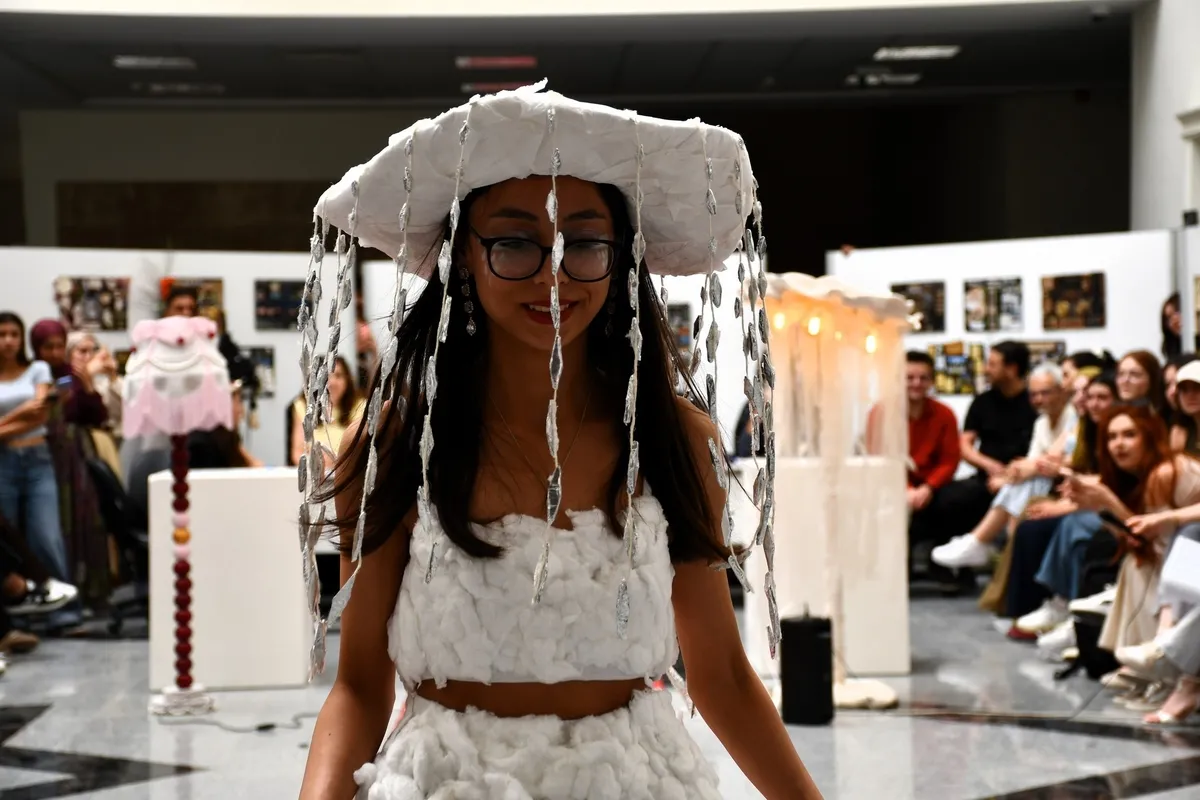 1782427675947.jpeg Bilecik'te üniversite öğrencileri atık malzemelerle defile yaptı-2