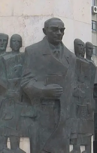 Bağcılar'da Ekrem İmamoğlu'nun açılışını yaptığı Atatürk heykeli tartışma yarattı! "Atatürk'e benzemiyor"