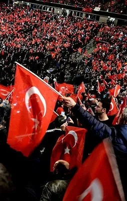 Meydanları coşturacak 'evet' şarkısı