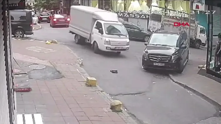 Fatih’te kamyonetin altında kalan kadın metrelerce sürüklendi: Kaza anı kamerada