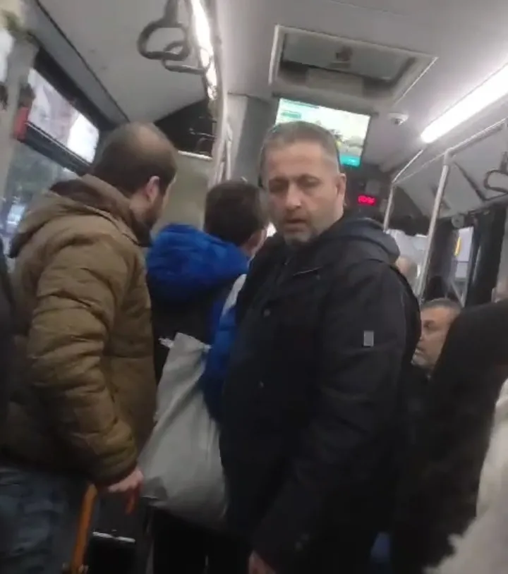 iett-otobusunde-olay-soforden-yolcuya-tehdit-boksorum-ben-1711442203704.jpg İETT otobüsünde olay! Şoförden yolcuya tehdit: Boksörüm ben-2