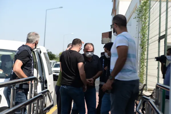 annesi-ve-kardesini-olduren-hatay-vali-yardimcisi-annem-beni-hic-sevmedi-evde-yaptigi-yemegin-bile-parasini-istiyordu-1628674397664.jpg Annesi ve kardeşini öldüren Hatay Vali Yardımcısı: Annem beni hiç sevmedi evde yaptığı yemeğin bile parasını istiyordu-2