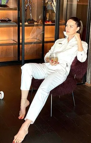 Cemiyet hayatının ünlü simalarından Yasemin Özilhan koronavirüse karşı boza içmeye başladı