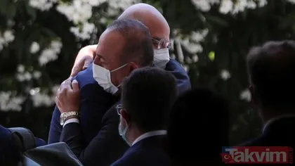 SON DAKİKA: Uluslararası ajanslar Çavuşoğlu ile Dendias’ın sarılmasını son dakika geçti