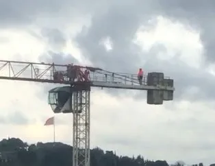 İstanbul Üsküdar’da çalışan bir vinç operatörü namaz kılmak için yerden 60 metre yükseklikte vinci kıbleye çevirdi