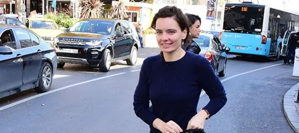 Makyajsız yakalandı koşar adım kaçtı