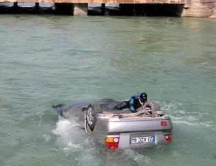 Adana’da yoldan çıkan otomobil su kanalına düştü!