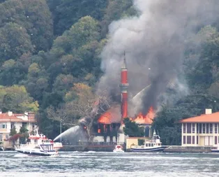 Tarihi Vaniköy Camii alev alev yandı!