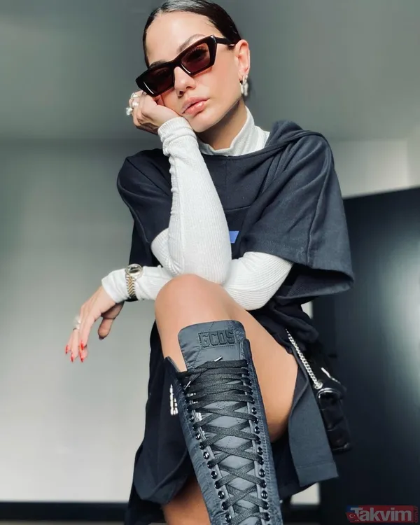 Demet Özdemir süper mini şortuyla boy gösterdi ortalık yıkıldı! Soğuk havaya meydan okuyan Demet’i gören dönüp bir daha baktı - 2