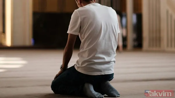 Bu mübarek gecede Kur'an'dan sureler okumak da önemli ibadetler arasında yer alır. Özellikle Yasin Suresi, Mülk Suresi (Tebareke), Nebe Suresi (Amme), Kadir...