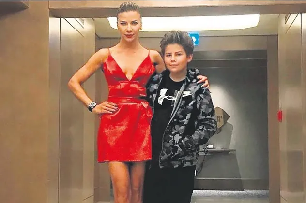 İvana Sert, Selena Gomez'in elbisesiyle boy gösterdi