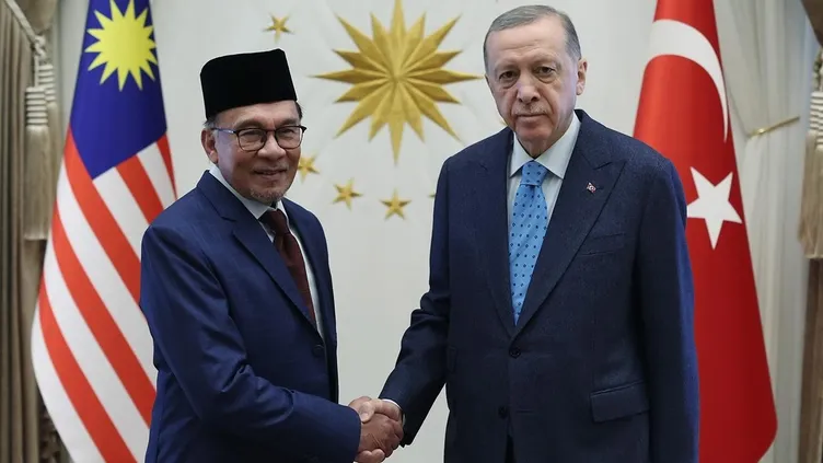 Başkan Erdoğan Malezya Başbakanı Enver İbrahim ile görüştü! Savunmada iş birliği vurgusu: "Bir an evvel sonuçlandıralım"