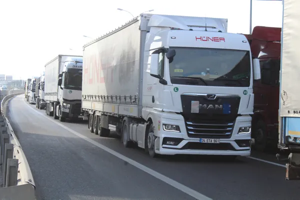 son-dakika-istanbulda-kar-firtinasi-tir-kuyruklari-8-kilometreye-ulasti-istanbul-valisi-ali-yerlikaya-duyurdu-1646899946625.jpg SON DAKİKA: İstanbul'da kar fırtınası... Tır kuyrukları 8 kilometreye ulaştı! İstanbul Valisi Ali Yerlikaya duyurdu: TIR ve kamyonların girişine izin veriliyor-8