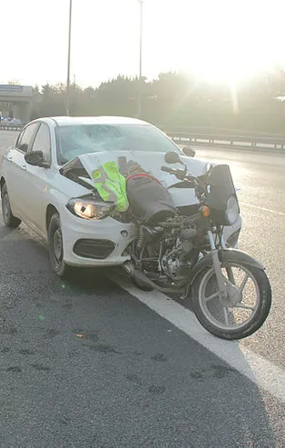 TEM'de akılalmaz kaza! Motosiklet araca ok gibi saplandı, sürücü metrelerce sürüklenerek can verdi