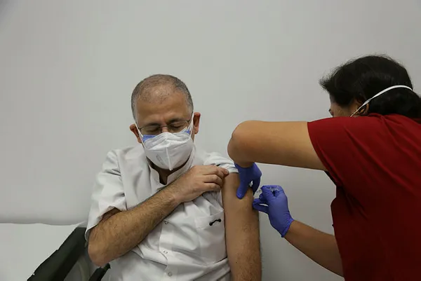 tip-fakultesi-dekani-toplumun-yuzde-70i-cinden-alinan-inaktif-asiyla-asilanirsa-salgin-durur-1608131307506.jpg Tıp Fakültesi Dekanı: Toplumun yüzde 70'i Çin’den alınan inaktif aşıyla aşılanırsa salgın durur-5