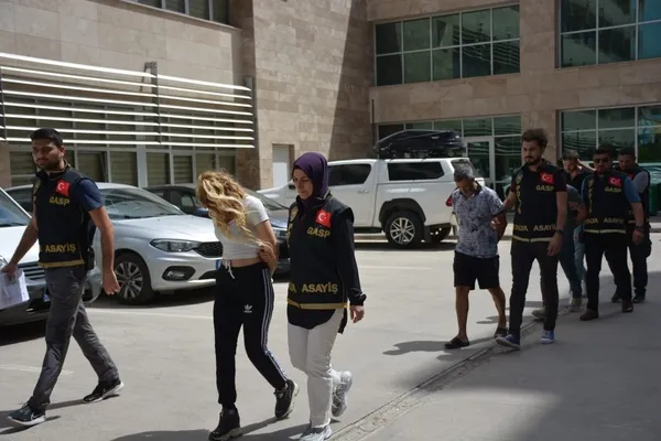 escort-olarak-gidip-ortaligi-karistiriyordu-kirli-plancilar-eskortla-birlikte-tutuklandi-1653926413074.jpg Escort olarak gidip ortalığı karıştırıyordu! Kirli plancılar eskortla birlikte tutuklandı-4