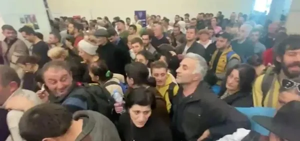 turkiyeden-gurcistana-iphone-seferi-izdihamda-bayilanlar-oldu-1671349784434.jpg