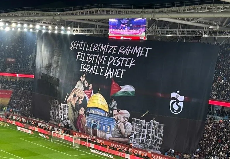 Trabzonspor'un açmış olduğu pankart, uzun süre alkışlandı.