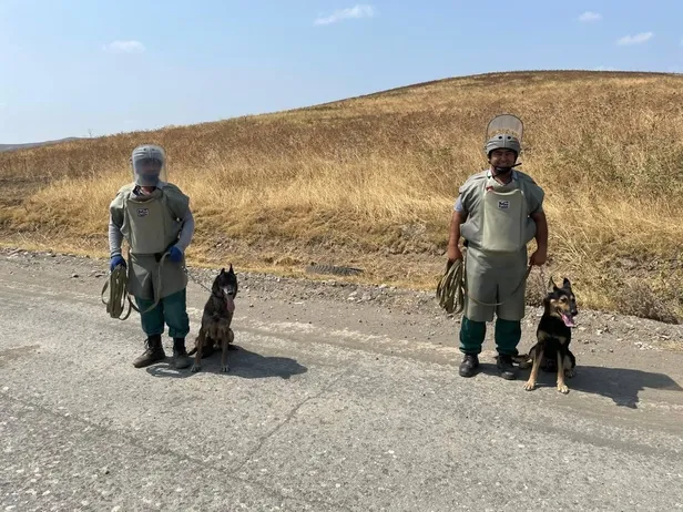 ermenistanin-isgal-ettigi-karabagdan-cekilmeden-once-uzum-baglarini-ve-tarlalari-patlayicilarla-yok-ettigi-ortaya-cikti-1630522570370.jpeg Ermenistan'ın işgal ettiği Karabağ'dan çekilmeden önce üzüm bağlarını ve tarlaları patlayıcılarla yok ettiği ortaya çıktı!-5