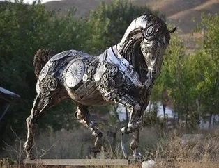Hurdaları sanat eserine çevirdi