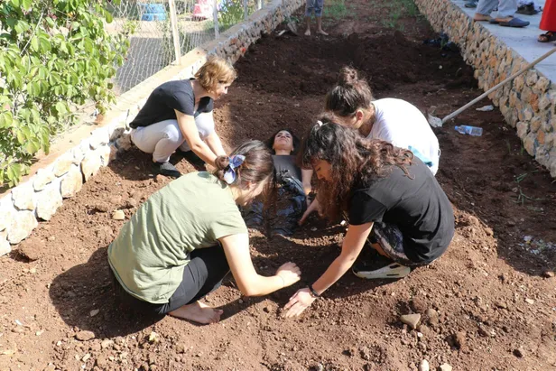 Diyarbakır'dan ilginç görüntüler! Diri diri toprağa gömüldüler-5