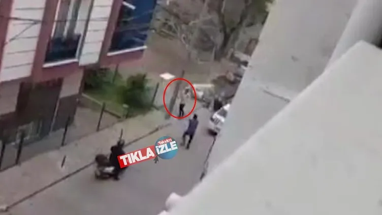 İstanbul hareketli saatler! Polis saldırganı vurarak etkisiz hale getirdi İşte o anlar...