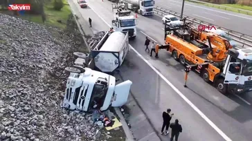 Esenyurt TEM Otoyolu'nda tanker devrildi