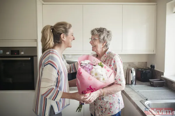 Anneler Günü Mesajları Kuzey Rüzgarı Da Esse, Kopsa Da Fırtına, Sığınacağım Tek Liman Sensin Annem. Hakkını Nasıl Öderim… Başımı Dizlerine Koymaya Geldim.