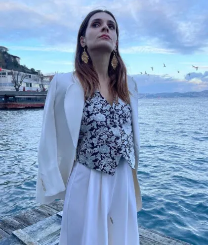 Kırmızı Oda oyuncuları patır patır dökülüyor Boncuk'un ardından başrol apar topar diziden ayrıldı! Ama TV 8'de gidenin yeri çabuk doldu-8
