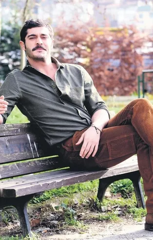 Burak Deniz'den skandal tartışma! Nilperi Şahinkaya'ya küfredince sevgilisi Emre Yusufi ile karşı karşı geldi