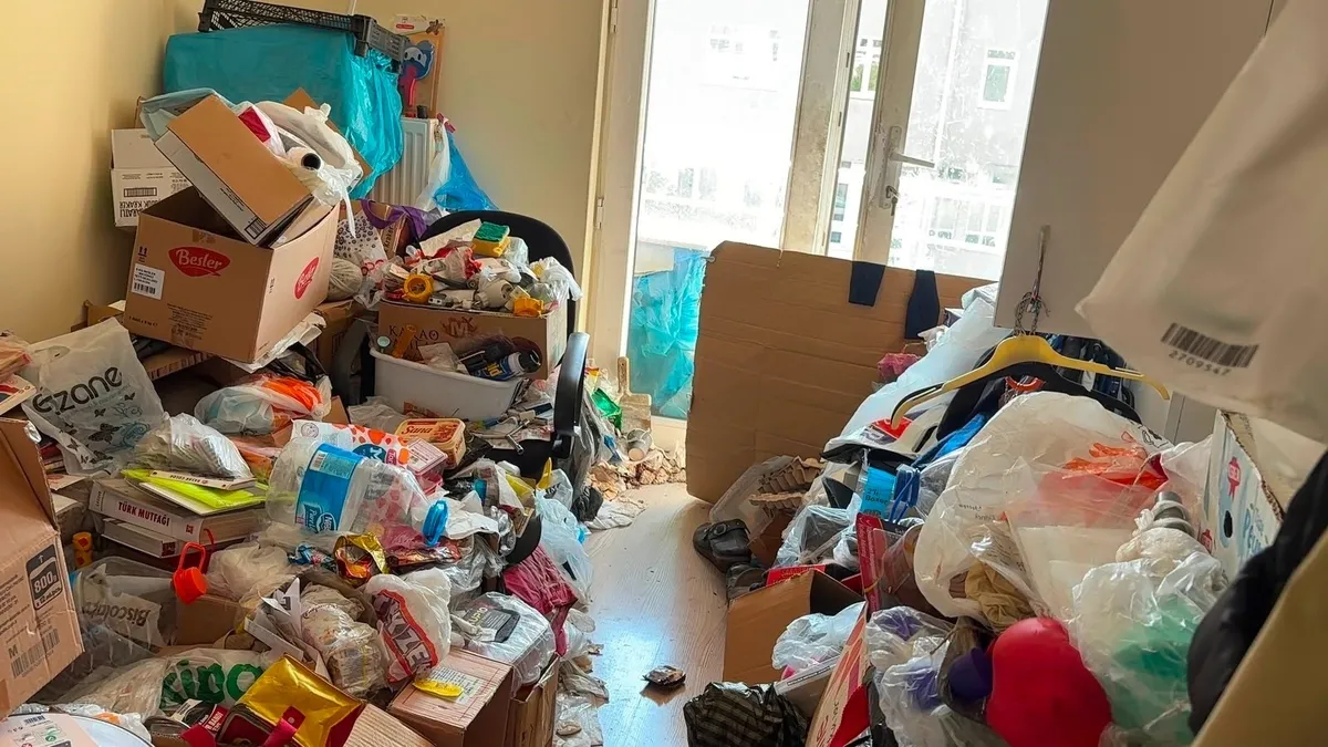 Kütahya’da kötü koku ihbarı: Emekli profesörün 2 evi çöple dolu çıktı-6