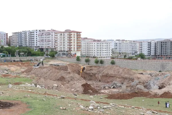 hdplilerin-sozde-faili-mechul-toplu-mezarliginda-kazi-yapiliyor-yalani-hurda-cikarma-isi-cikti-1620584529603.jpg HDP’lilerin sözde "faili meçhul toplu mezarlığında kazı yapılıyor" yalanı, hurda çıkarma işi çıktı-3