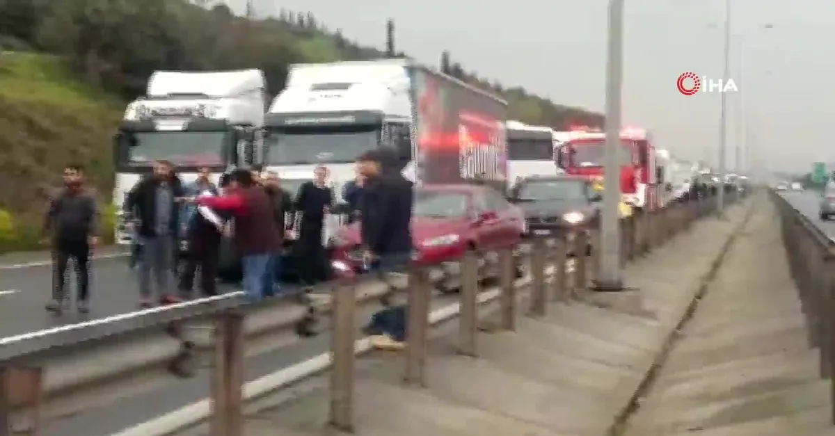 TEM Otoyolu'nda trafiği kilitleyen kaza