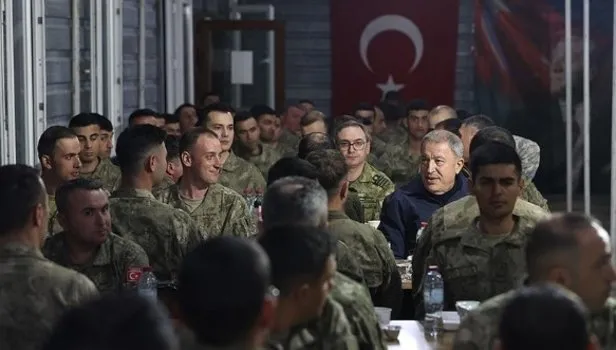 Milli Savunma Bakanı Akar ilk iftarı Mehmetçik ile yaptı