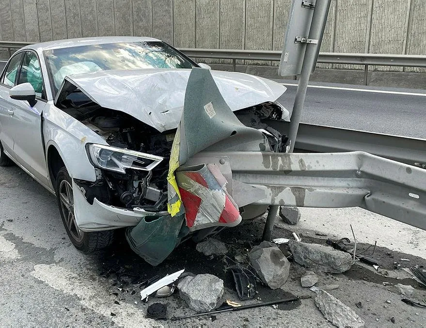 TEM’de feci kaza! Bariyerlere ok gibi saplandı