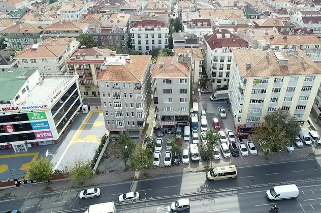 Avcılar'da kabus apartmanı! 27 yıl önce yan yatan bina bir türlü yıktırılamadı