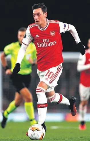 Mesut Özil Arsenal’de kalacak