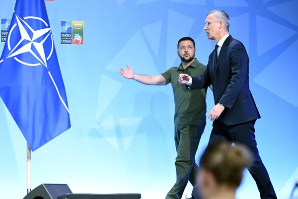 Ukrayna Devlet Başkanı Volodimir Zelenskiy'nin 'yalnız' pozunun perde arkası: Ukrayna cephesi bastırdı NATO rest çekti-20