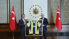 Başkan Erdoğan Fenerbahçe yönetim kurulu üyelerini kabul etti... Ali Koçtan imzalı forma hediyesi...